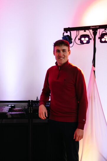 Hochzeits-DJ von NJ-Eventing präsentiert moderne Licht- und Tontechnik auf der Hochzeitsmesse Friggen 2025.