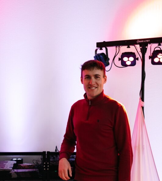 Hochzeits-DJ von NJ-Eventing präsentiert moderne Licht- und Tontechnik auf der Hochzeitsmesse Friggen 2025.