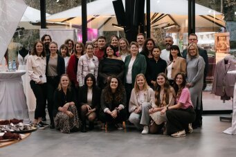 Gruppenfoto der Aussteller und Partner der Hochzeitsmesse Friggen 2025 in der Hochzeitslocation Friggen im Sauerland.
