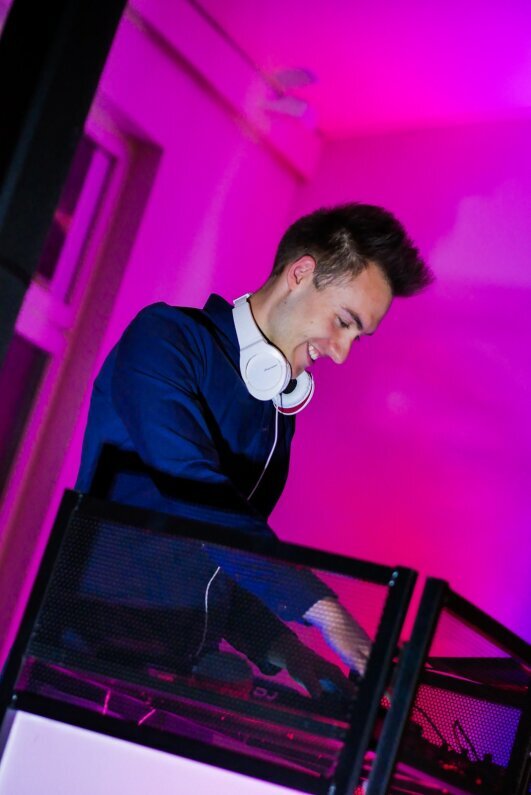 DJ Nico Japes von NJ-Eventing an seinem Mischpult während einer Hochzeitsfeier im Sauerland.