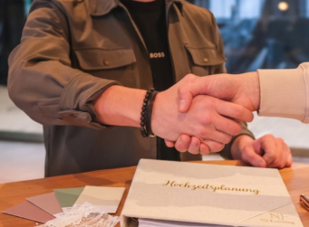 DJ Olpe bei der Hochzeitsplanung: Handschlag zwischen Brautpaar und DJ NJ-Eventing als Zeichen erfolgreicher Zusammenarbeit