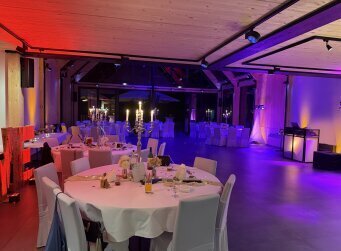 Abendessen auf einer stilvollen Hochzeit in Olpe, begleitet von DJ Olpe NJ-Eventing, der für musikalische Unterhaltung sorgt