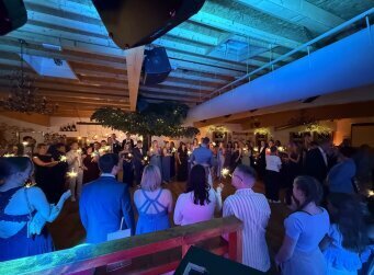 DJ Olpe sorgt für Stimmung auf einer Hochzeitsparty in Olpe – DJ NJ-Eventing legt Musik für begeisterte Gäste auf