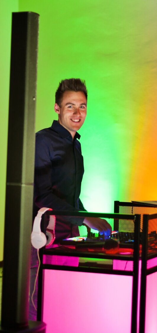 DJ Nico Japes als erfahrener DJ hinter dem DJ-Pult bei einer Veranstaltung