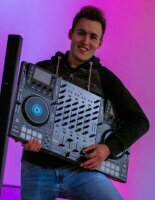 DJ Nico Japes mit Pult